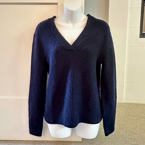 VINCE Fisherman V-Neck Ultra Soft Navy Sweater Sz M NEW $445 - Picture 1 of 2